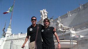 FOTO EXCLUSIV** Atenție, "șepci roșii" prin Roma! Jucătorii lui "U" au vizitat Cetatea Eternă! Ce surpriză au avut doi dintre elevii lui Badea