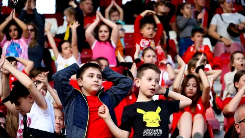 Imaginile unice în fotbalul românesc! Peste 5 mii de copii au făcut spectacol în tribune la UTA – FC Botoșani și l-au impresionat pe Mircea Rednic. VIDEO