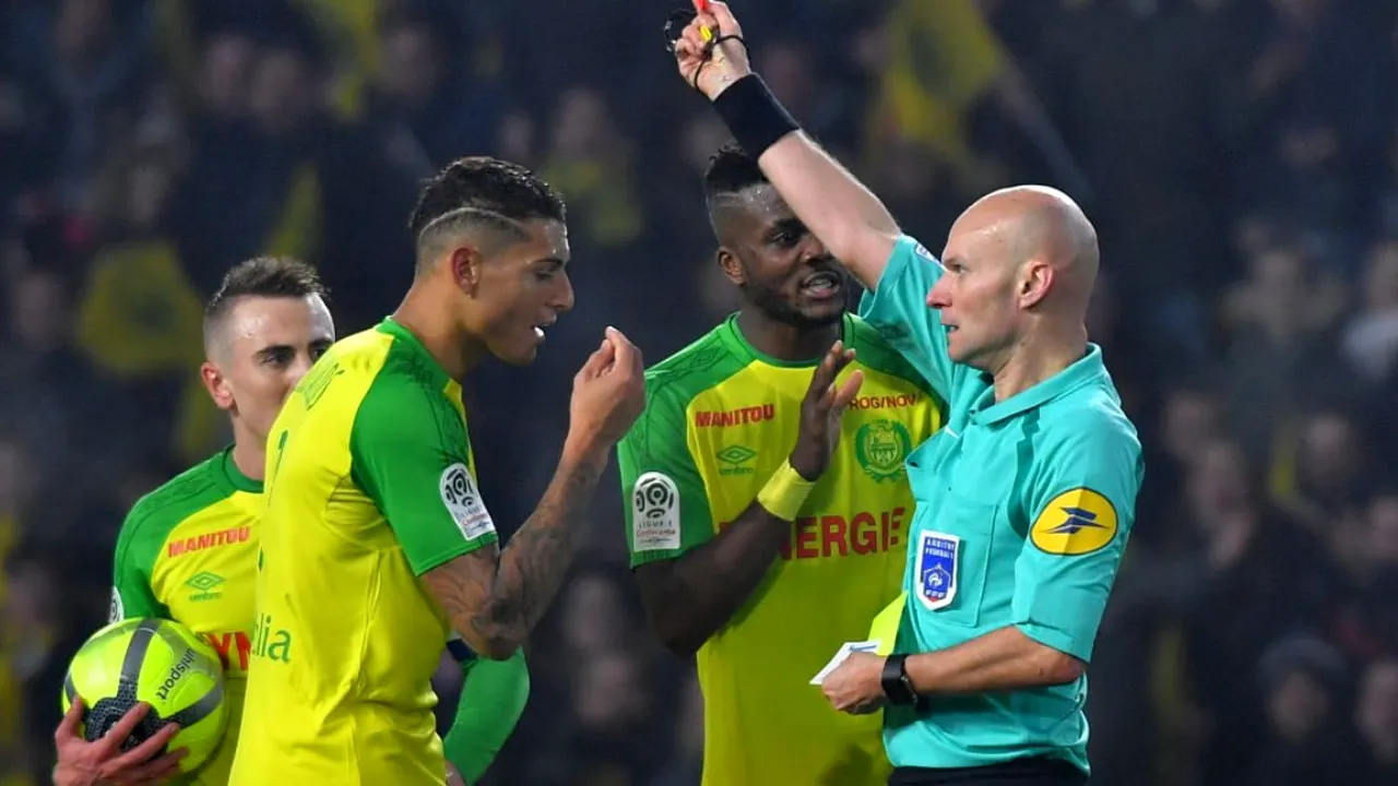 Cartonaș roșu, dar de această dată pentru el! Arbitrul din meciul Nantes - PSG și-a aflat pedeapsa | VIDEO