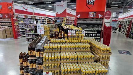 (P) Nu e derby, dar e sărbătoare: de 1 Mai, berea Frățică, disponibilă exclusiv în magazinele Auchan, face spectacol la grătar