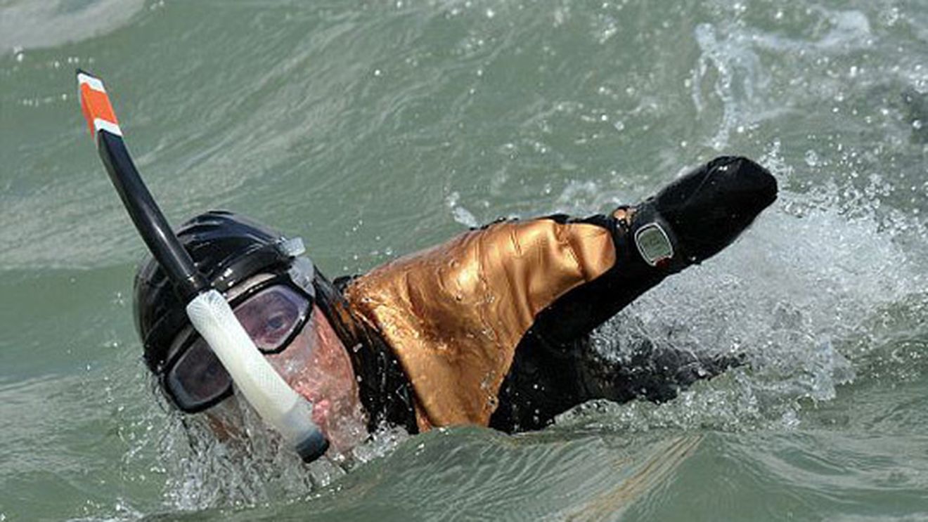 IMPRESIONANT** Un francez fără mâini și fără picioare a traversat înot Canalul Mânecii! VIDEO
