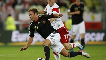 Dezbaterea iernii în Germania: Cine e mai BUN, GÃ¶tze sau Ã–zil? ** Vezi de partea cui este un fost finalist al Ligii Campionilor!