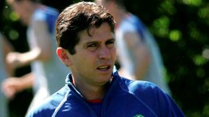 Frank Farina a fost concediat de la Brisbane Roar pentru că a fost prins beat la volan!