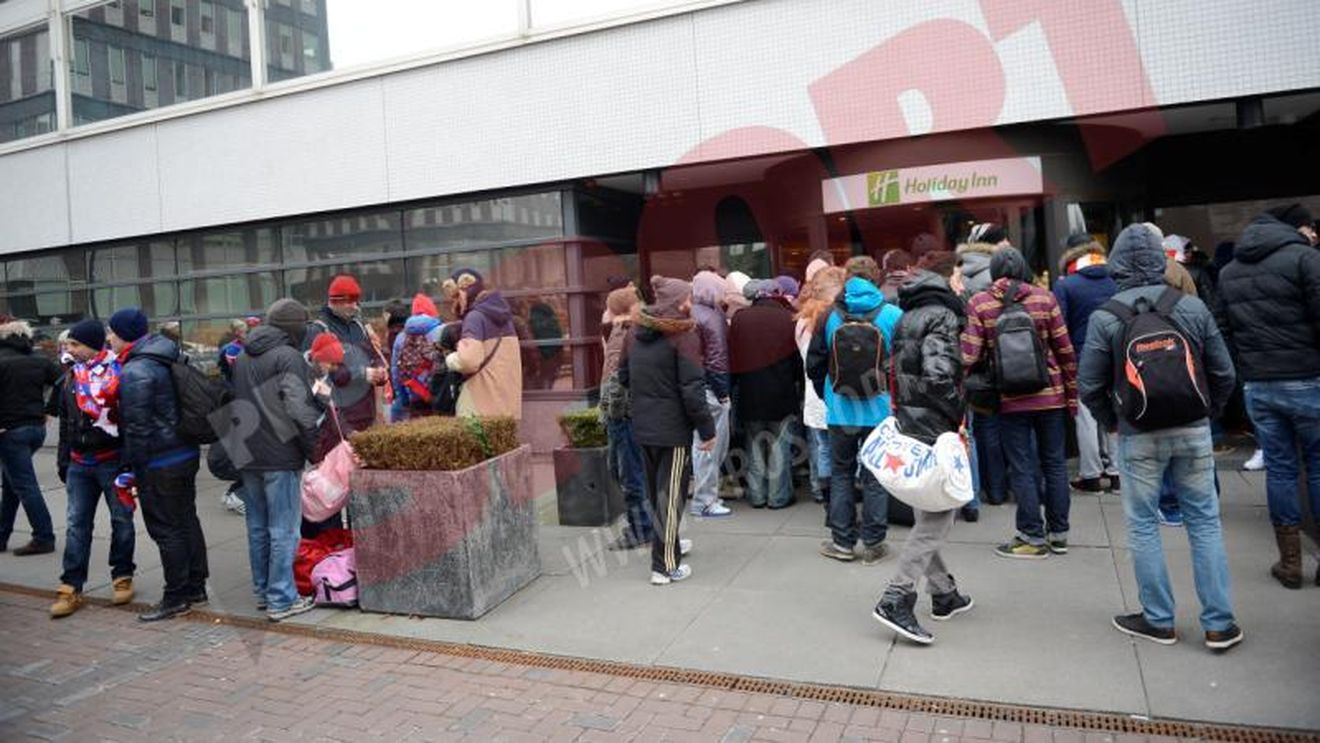 FOTO** Nebunie la hotelul Stelei din Amsterdam!** Fanii se "calcă în picioare" pentru bilete. Câte tichete s-au vândut până acum