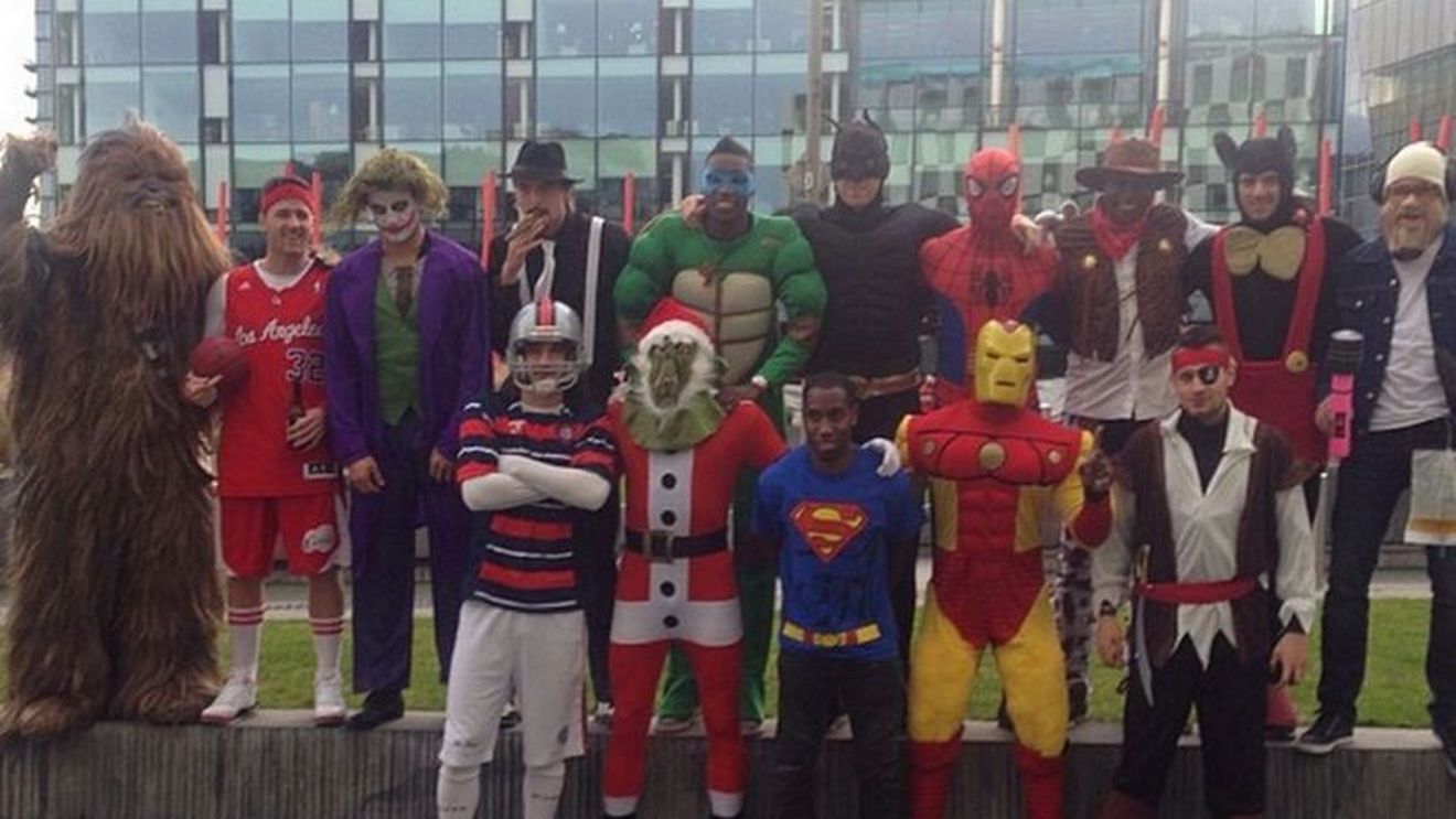 L-au băgat pe Moyes în ședință, acum își fac de cap :) FOTO - Batman și Țestoasele Ninja și-au făcut apariția la Newcastle