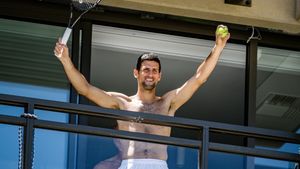 „Djokovic are balconul mai mare decât camera mea!" Un tenismen aflat în izolare face haz de condițiile inegale de la Australian Open
