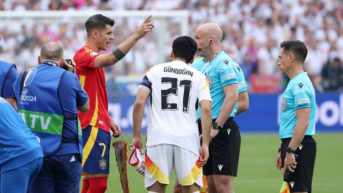 Toată planeta a văzut cum Alvaro Morata a luat „galben” în meciul Spania - Germania de la EURO, dar acesta i-a fost „șters”, iar ibericul poate juca în semifinala de foc cu Franța! Cum a fost posibil așa ceva