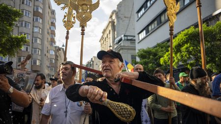 Gigi Becali a ieșit să „curețe” pe Calea Victoriei după marșul LGBT. A cântat din Evanghelie. „În toate locurile vom sfinți și vom da cu aghiasmă și cu tămâie”