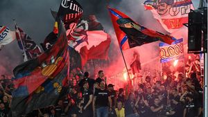 Au intrat mascații peste suporterii Stelei care l-au atacat pe fanul lui Dinamo! 10 mandate de percheziție și opt mandate de aducere au lovit în galeria roș-albastră!