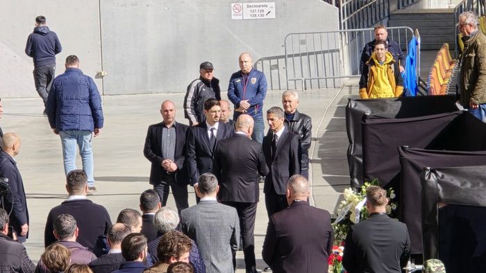 Ilie Bolojan și-a luat adio de la Mircea Lucescu. Premierul i-a prezentat condoleanțe lui Răzvan Lucescu la catafalcul tatălui său