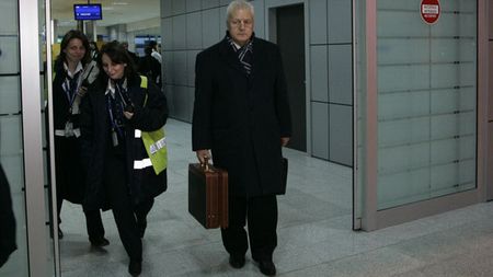 EL este omul care umblă mereu cu valize!** Secretul lui Pădureanu: ce cară în geantă :)