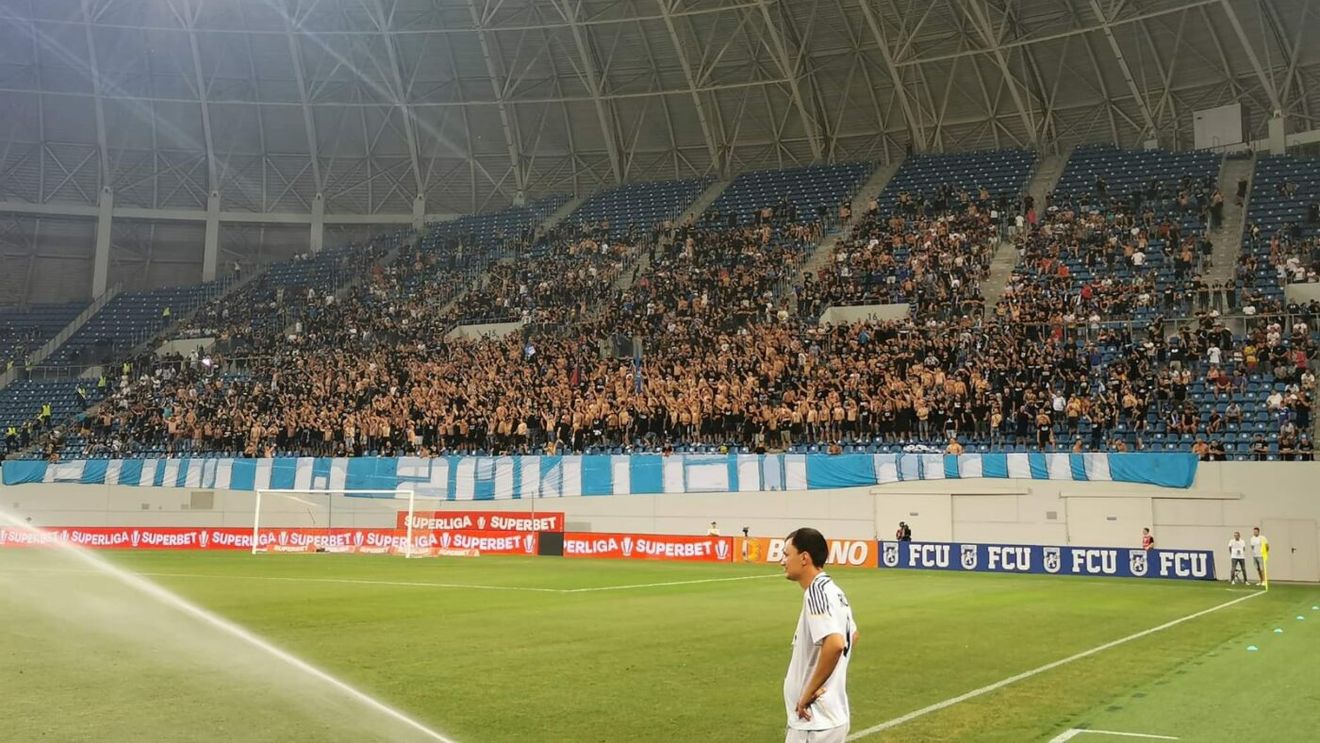 Comentariul care a aprins Oltenia! Ce a putut să spună comentatorul TV în direct pe post la prezentarea echipelor FC U Craiova și Universitatea Craiova: „Zace într-un sertar!”