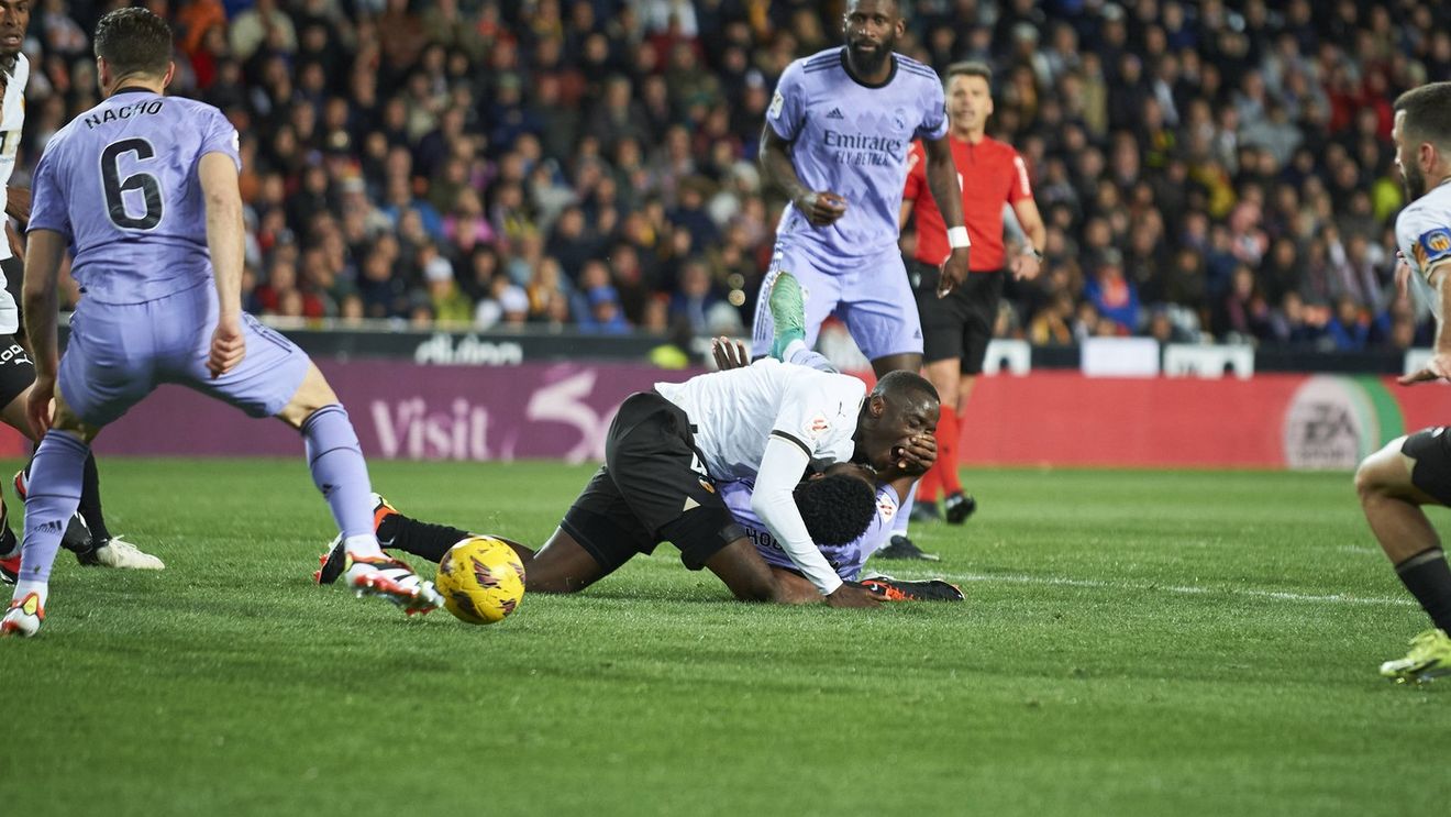Ce se întâmplă cu fotbalistul Valenciei căruia Tchouameni de la Real Madrid i-a rupt piciorul! Accidentarea i-a speriat pe jucătorii lui Ancelotti