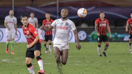 Cum au râs cititorii de transferul lui Joseph Minala la Universitatea Craiova: „Legenda spune că a jucat fotbal cu Ion Iliescu! Dacă îl vede Prodanca, îl cere în căsătorie”