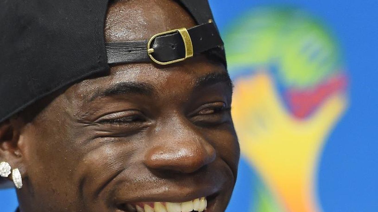 Episoade din cariera lui Balotelli și "calitățile" italianului. Presa din Anglia jubilează la revenirea lui "Super Mario" în Premier League