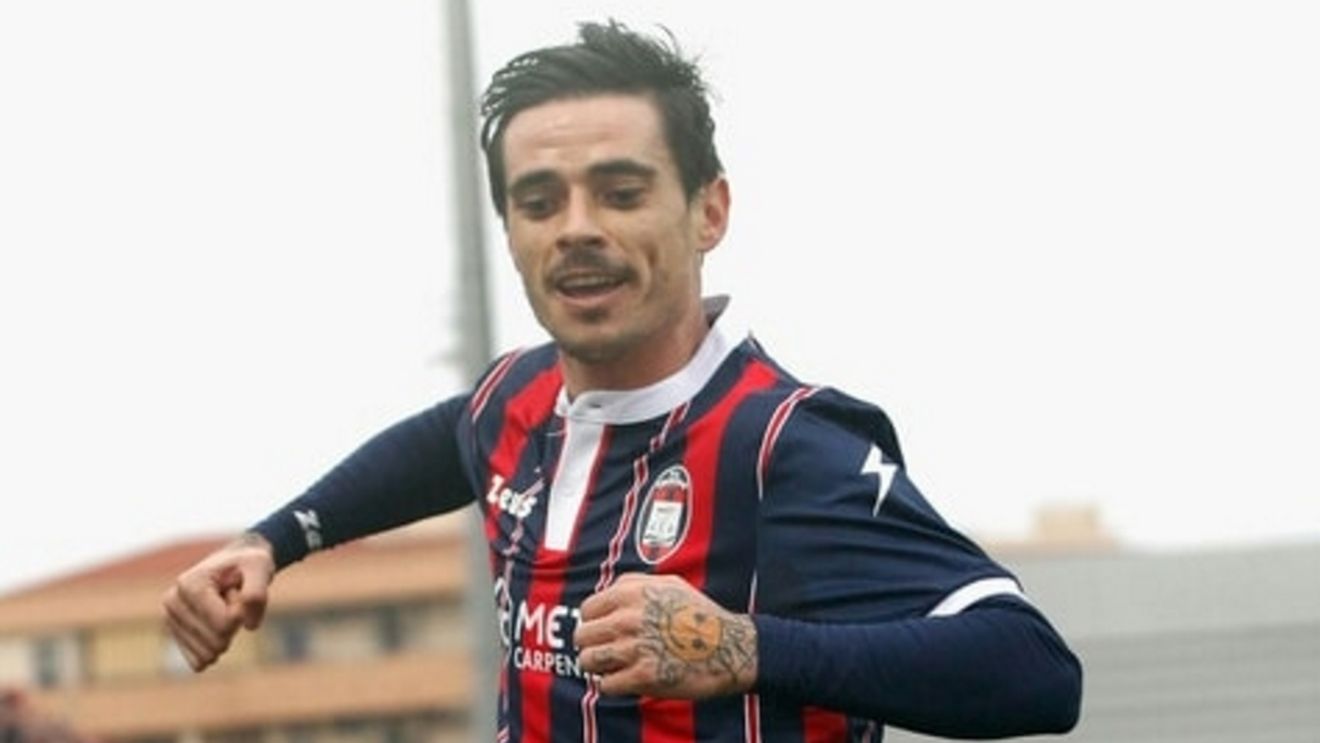 "Investigațiile medicale nu sunt finalizate, se așteaptă rezultatul tuturor analizelor". Starea actuală a lui Stoian, atacantul român din Serie A. Fotbalistul de la Crotone fusese internat de urgență duminică 