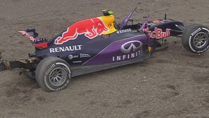 Formula 1, aproape de o nouă dramă! VIDEO | Daniil Kvyat s-a izbit violent de parapeți și s-a învărtit în aer. Din fericire, a scăpat nevătămat