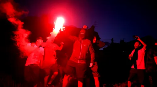 Nebunie, artificii și torțe lângă „Anfield”! Suporterii n-au ținut cont de coronavirus și mii de fani au făcut spectacol după titlul cucerit de Liverpool | VIDEO