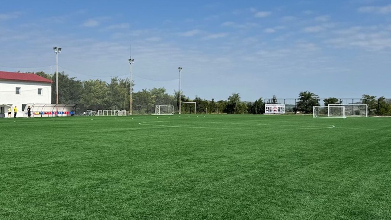 „Minunea de la Chicerea”! Un fost mare fotbalist ieșean și-a văzut visul cu ochii și a inaugurat propria bază sportivă, într-un sat din apropiere de Iași. Fiul său, medic de profesie, a făcut un gest nebunesc pentru a finaliza investiția de peste 300.000 de euro. SPECIAL