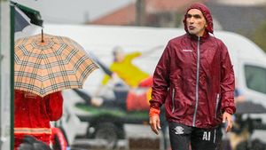 Adrian Iencsi și încă un jucător al Rapidului, depistați pozitiv cu COVID-19! Lotul și stafful tehnic au intrat în izolare. ”FC U” Craiova e în ALERTĂ
