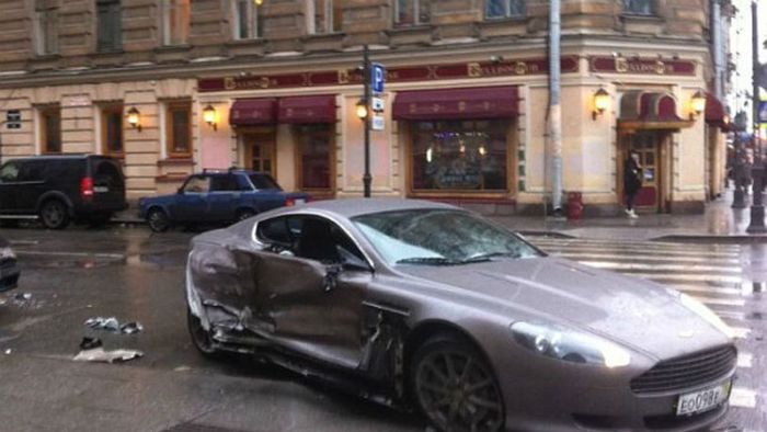 Un junior de la Zenit și-a făcut praf mașina la doar trei zile după ce a cumpărat-o. Reacția clubului: "Nu era beat, minorii nu beau". Jucătorul are 15 ani