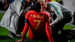 Cristiano Ronaldo s-a "rupt"! Starul portughez a ieșit accidentat din meciul cu Serbia și e în pericol să rateze dubla cu Ajax din Ligă | FOTO