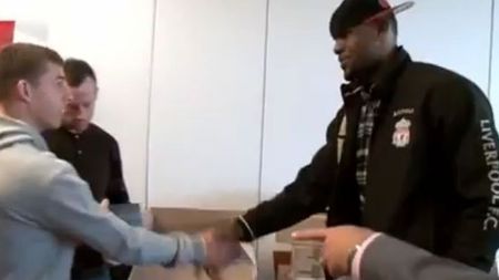 VIDEO Moș Crăciun a venit mai devreme pentru jucătorii lui Liverpool!** Reina, Kuyt, Gerrard și Suarez au fost luați prin surprindere :)