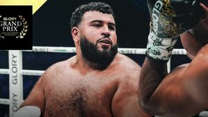 Benny Adegbuyi a fost bătut măr de luptătorul cu fizic de bucătar! Avalanșa de pumni și de picioare l-a doborât la podea pe român