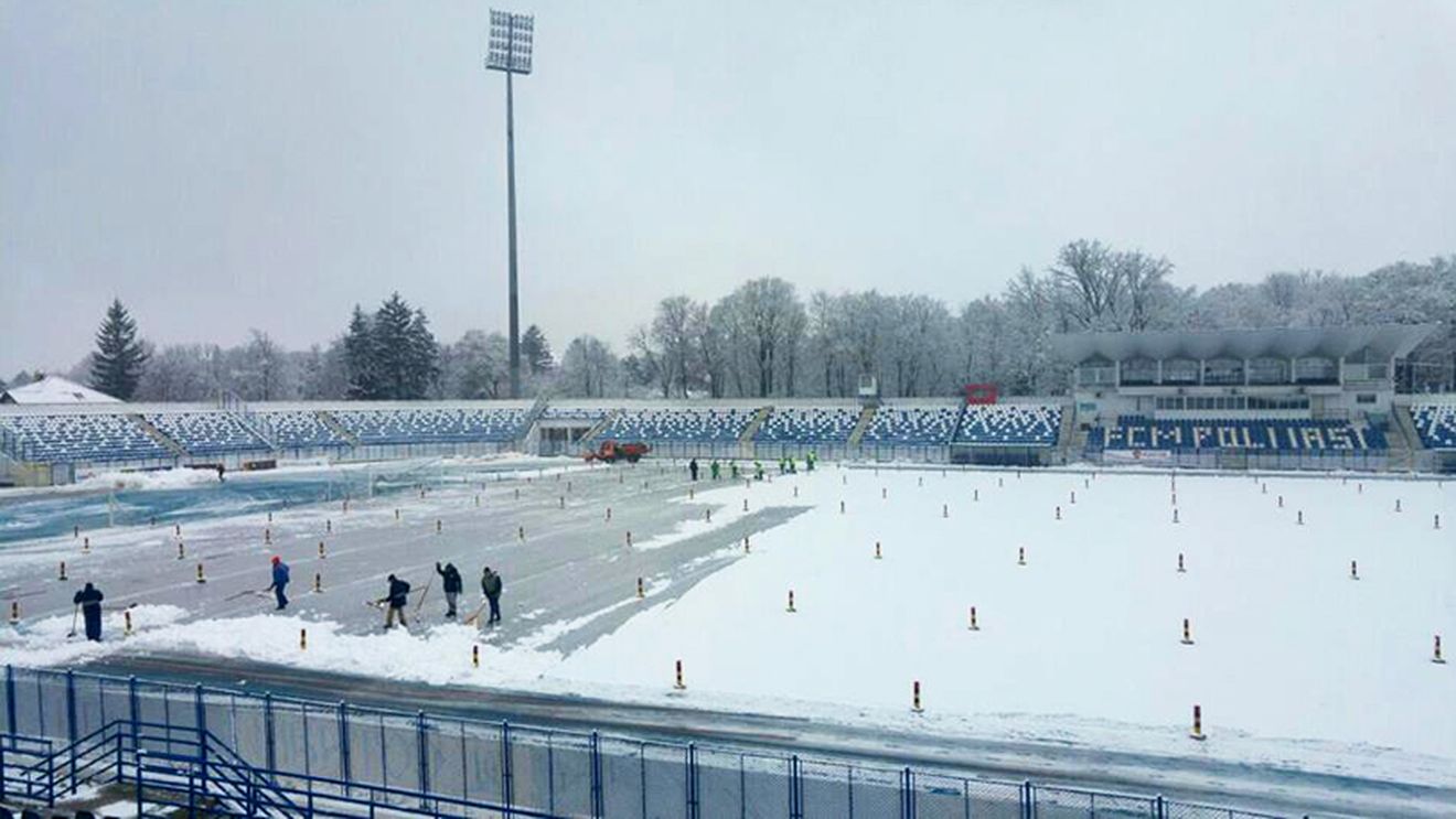 Moldova, sub cod galben de ninsori! Ieșenii dau asigurări că terenul din Copou va fi bun la ora jocului cu FC Botoșani. "Protejăm iarba cu o folie, iar dacă este nevoie vom porni și instalația de încălzire" | FOTO