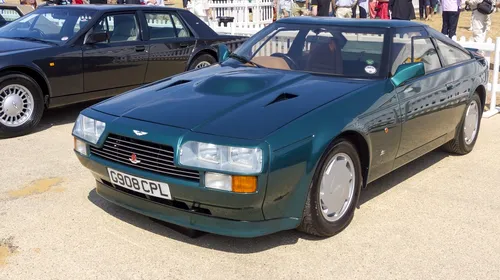 Vecinii bogătașului au rămas uluiți când și-au dat seama că milionarul are, de fapt, trei mașini Aston Martin identice. De ce au crezut ani de zile că e una singură