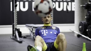 INTERVIU EXCLUSIV | Mitriță: "M-am întors în țară pentru echipa națională, acum vreau să iau și un trofeu cu Craiova". Ce oferte a refuzat, experiența Steaua vs Avântul Bârsana și de ce nu vrea să audă de Serie A 