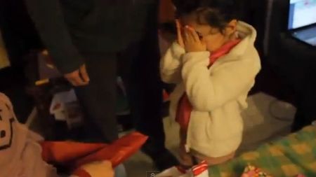 VIDEO! Cea mai simpatică reacție de Crăciun! O fetiță care ține cu Benfica a primit un tricou al lui FC Porto. Dezamăgirea ei este de nedescris :)