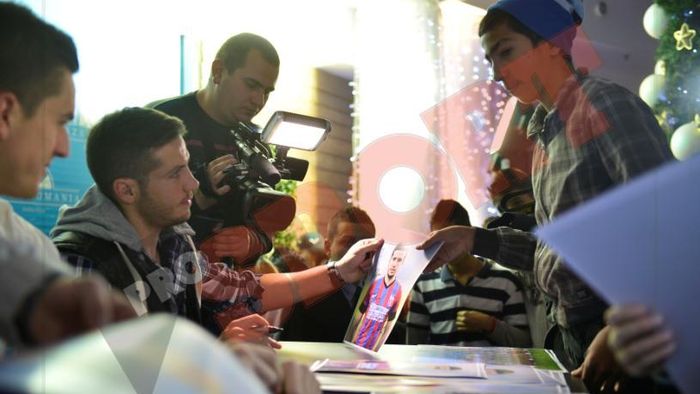 Chipciu strigă adunarea: "Toată lumea e împotriva noastră, s-au adunat toți" FOTO: Steliștii, în ședință de autografe