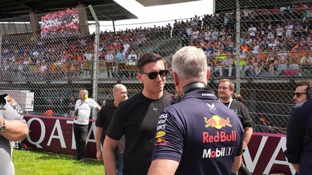 O lovitură în lumea miliardarilor, care îl impresionează până și pe Ion Țiriac. Moștenitorul Red Bull a cumpărat cu 600.000.000 de euro imperiul auto al lui Bernie Ecclestone, format din 69 de „bijuterii”
