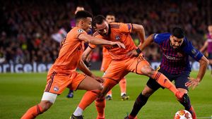 FOTO | Controversă la penalty-ul din care Barcelona a deschis scorul cu Lyon. Ce s-a întâmplat de fapt în careu