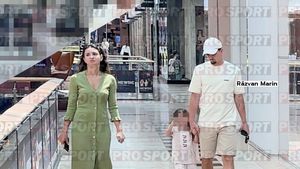 În așteptarea transferului verii, Răzvan Marin se relaxează cu familia. Primele imagini alături de soție și fiică, după cununia civilă. EXCLUSIV