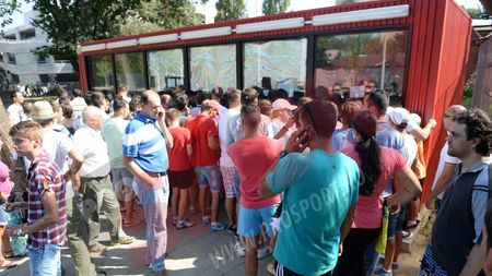Fanii au făcut coadă pentru ultimele bilete la Steaua - Legia! Toate tichetele pentru meciul cu polonezii au fost vândute