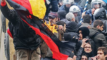 Germania - Grecia, un "sfert" incendiar!** Grecii le declară război total principalilor creditori: "Vrem capul lui Merkel"