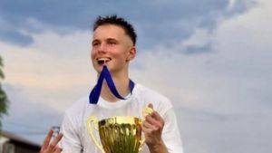Dramă incredibilă în Buzău: a murit la doar 17 ani în timp ce juca fotbal, sportul în care visa să își creeze o carieră! A sărit un gard pentru a recupera mingea, iar ce a urmat e șocant