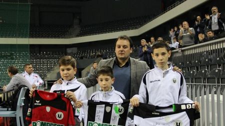 FOTO | Tragediile care unesc oameni. Trei puști au mobilizat întreaga galerie a lui "U" Cluj și fostele glorii ale echipei