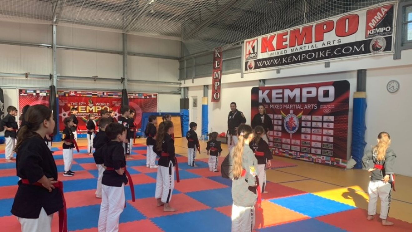 Comuna în care toată lumea face Kempo! Primarul: "E greu pe două fronturi!"