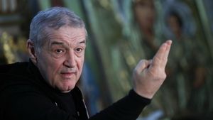 Gigi Becali îi măreşte contractul vedetei de la FCSB la un nivel nemaivăzut! Îi dă un milion de euro pe an salariu, cu o singură condiție: „Să facă asta şi îi dau cu tot cu prime banii ăştia” | VIDEO