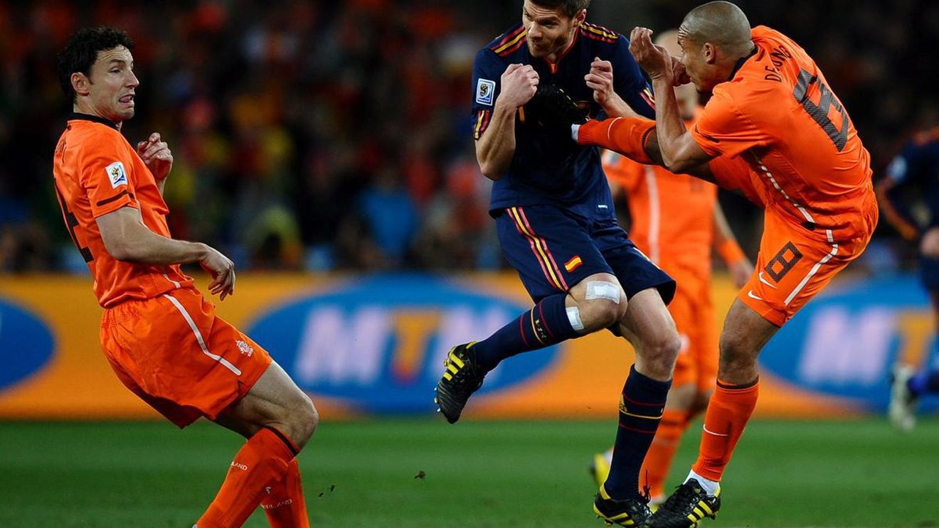 De la Ronaldo la de Jong. Cel mai de succes arbitru englez vorbește despre erorile care i-au marcat cariera și o imagine istorică. "La pauza finalei eram devastat"