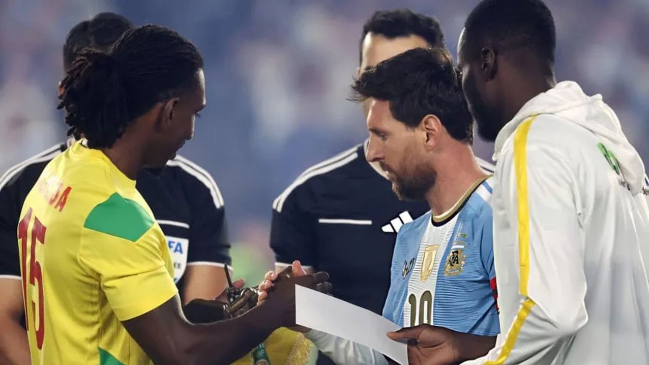Cadourile neașteptate primite de Lionel Messi la retragerea din naționala Argentinei. Ce i-au dat jucătorii din Benin