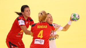 EURO 2014 | Oana Bondar, "cerută" la imn acasă. Momentele în care apărătorul României se transformă într-o persoană emotivă. Tricolorelor nu le este indiferent cum se întorc în țară