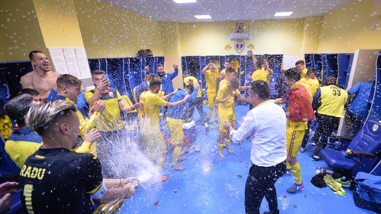 GALERIE FOTO | A curs șampania! Tricolorii mici au oprit interviul lui Rădoi și au făcut spectacol în fața camerelor TV: "Sunt mândru, fără ei n-aș fi reușit!"