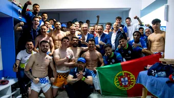 Reacție de la Hunedoara cu lacrimi în ochi după promovarea Corvinului în SuperLigă: ”Suntem Nottingham Forest de România! Fără acest trident n-am fi reușit!”