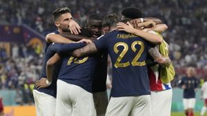 Știe ceva? Sponsorul tehnic al Franței a scos deja la vânzare tricouri cu titlul Mondial. Fanii au umplut internetul cu poze