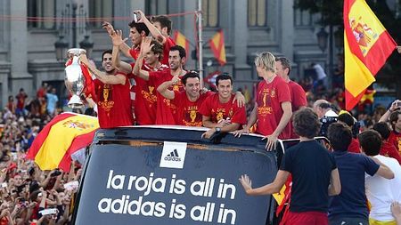 Arbeloa, 'îmbătat' de succesul Spaniei: a sărit din autocar, în mers!:) "A făcut un gest sinucigaș" VIDEO EPIC