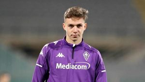 Fiorentina a făcut un anunț important despre viitorul lui Louis Munteanu! Atacantul crescut de Gică Hagi s-ar putea bate cu granzii Italiei din sezonul viitor: „Un jucător interesant, e în creștere!”
